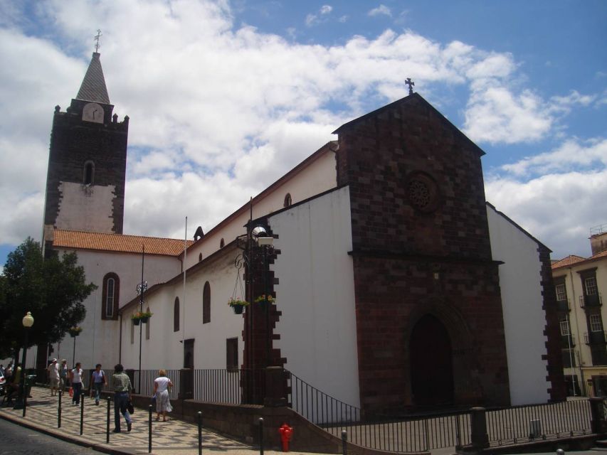 Funchal: Private Guided Walking Tour - Sea Avenue and City Door: how the city opened to the harbor