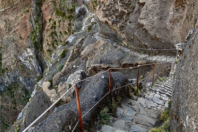Morning Transfer To Pico Do Arieiro, Hike To Pico Ruivo & Return From Teixeira - Hiking to Pico Ruivo: Tunnels, Stairs to Heaven, and Solid Signposting